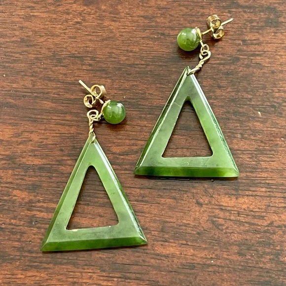 Hand-carved natural spinach green nephrite jade drop gold plated drop earrings - Picture 4 of 6